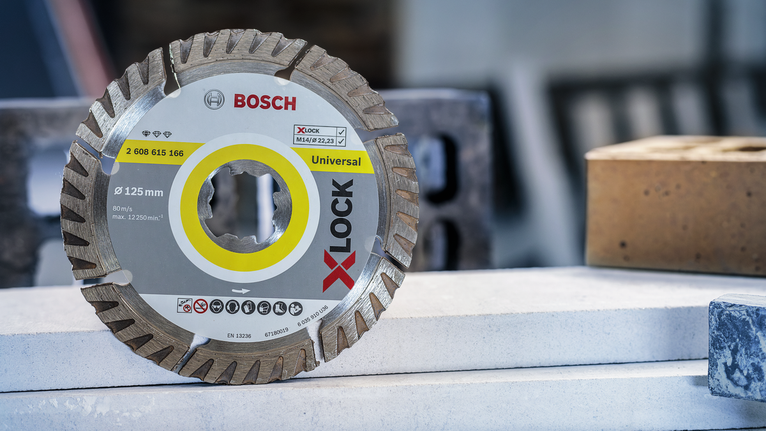 金刚石锯片放置在堆放的建筑材料上。.