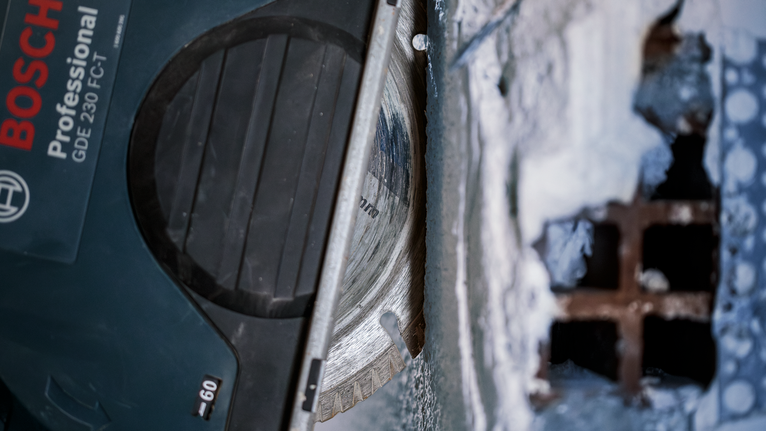 金刚石锯片切割金属格栅附近的混凝土。