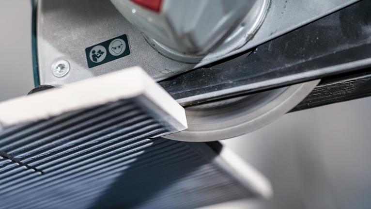 瓷砖切割机在车间切割瓷砖。