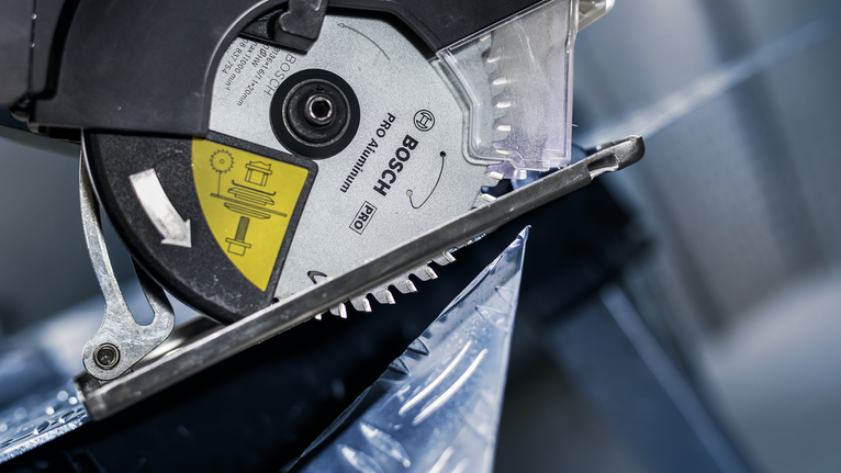 圆锯片切割金属板。