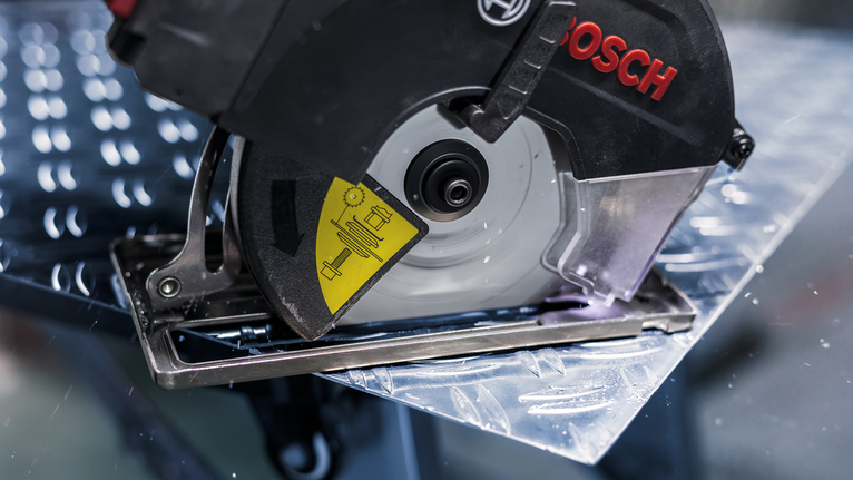 圆锯切割金属板。