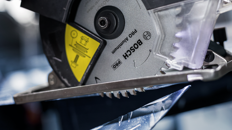 圆锯片切割金属板。