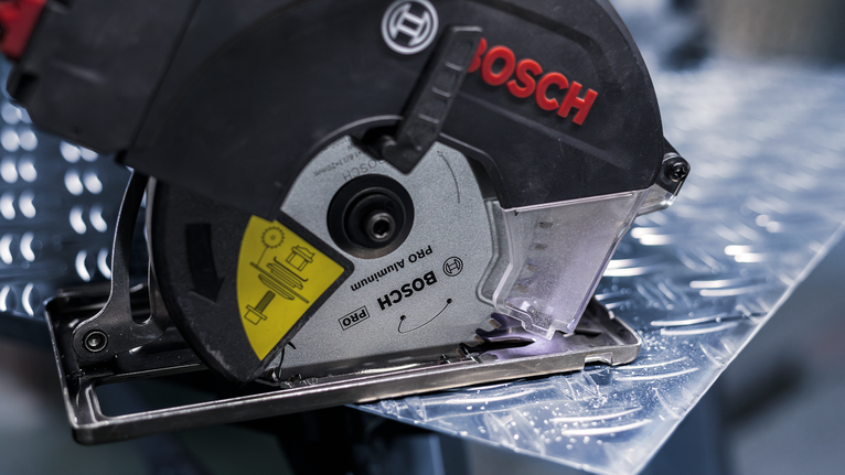 圆锯切割金属板。