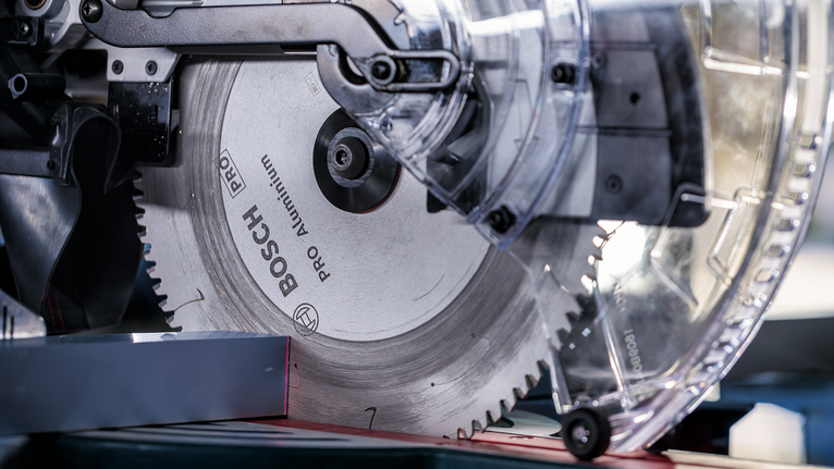 圆锯片在车间切割金属件。