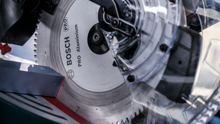 带有透明刀片防护罩的圆锯片的特写。
