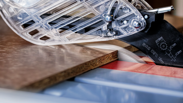 圆锯在车间切割木板。