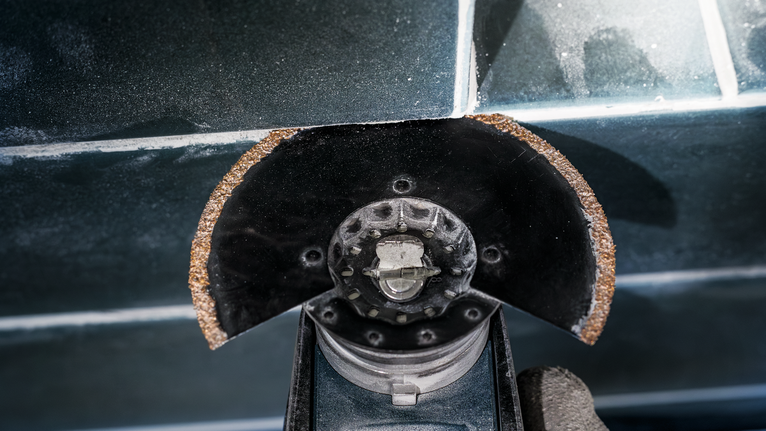 刀片磨损的切割工具切割瓷砖。