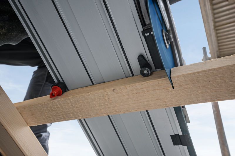 轨道锯在建筑工地上切割木梁。.