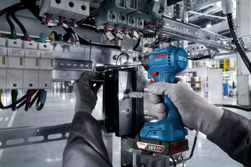 Bosch ISR 18V-30 PHX 冲击扳手紧固螺栓。.