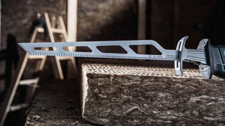 往复锯片切割厚绝缘材料。