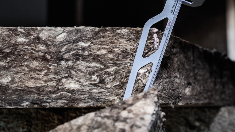 锯片切割厚绝缘材料。