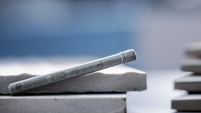 金属钻头放在堆叠的石砖上。