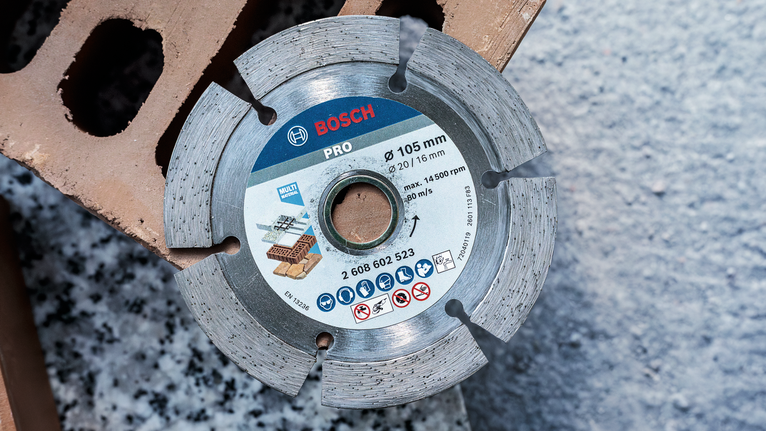 用于切割砖块和混凝土的分段式金刚石锯片放置在建筑块上。