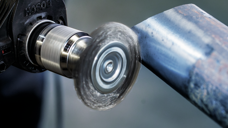 旋转刷工具抛光金属管表面。