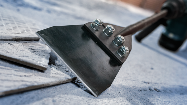 宽凿子附件可将地砖从混凝土中抬起。