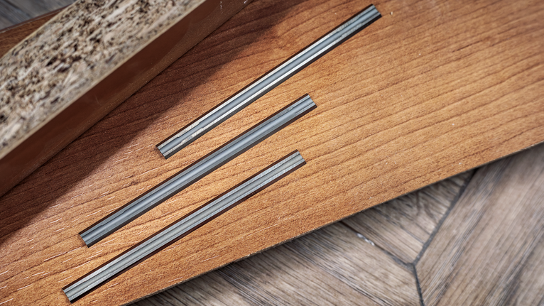 镶木地板上的木板上刻有三条平行的凹槽。