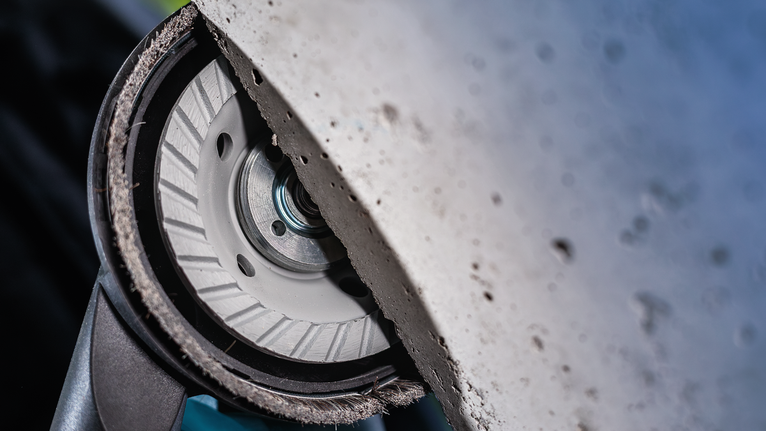 金刚石切割片磨入混凝土表面。.