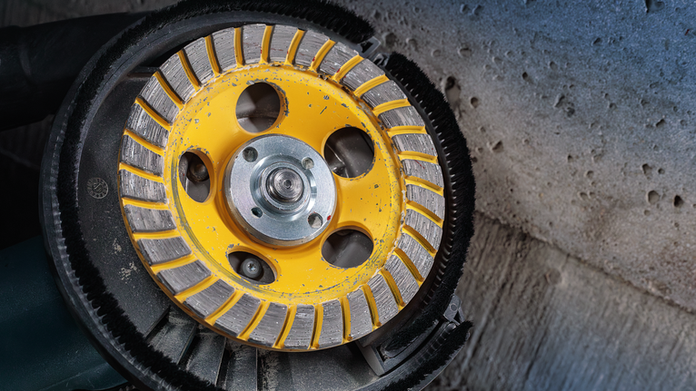 金刚石杯轮磨床可使粗糙的混凝土表面变得光滑。