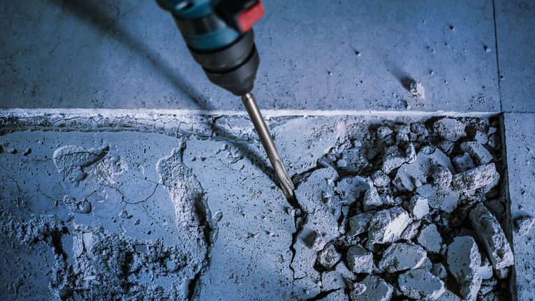 旋转锤打碎混凝土地砖。.