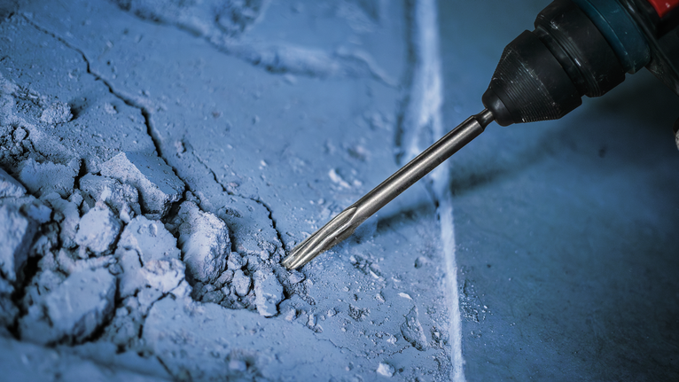 旋转锤破碎混凝土表面。