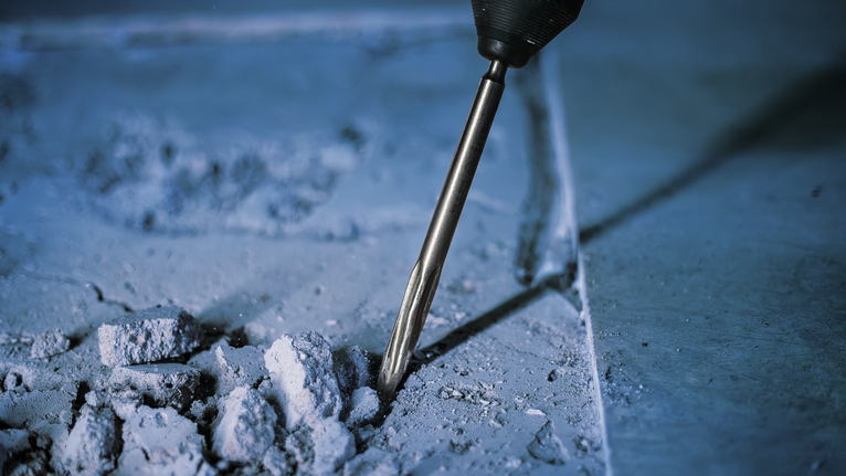 旋转锤在施工环境中破碎混凝土。