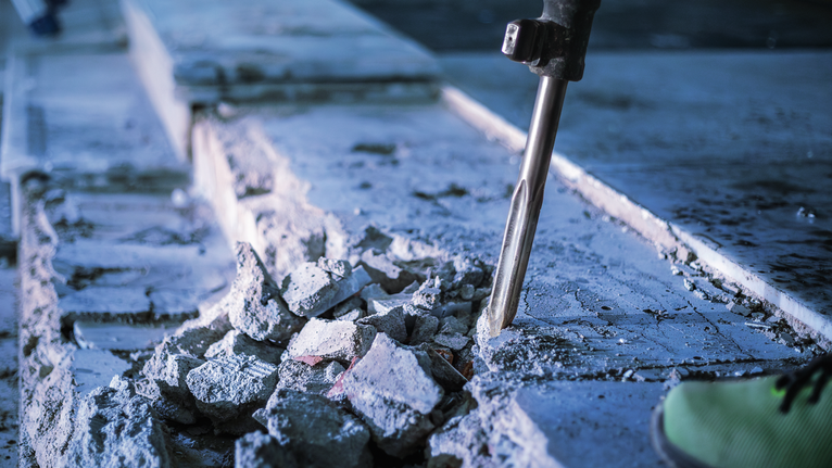 破碎锤在建筑工地上破碎混凝土。