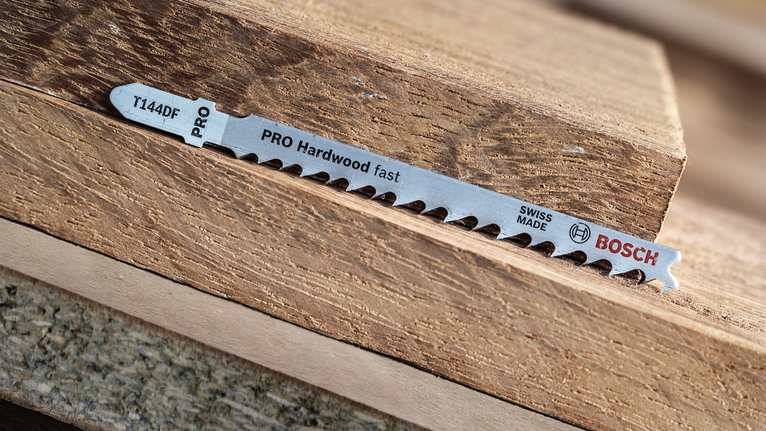 拼图锯刀片放在堆叠的硬木块上。