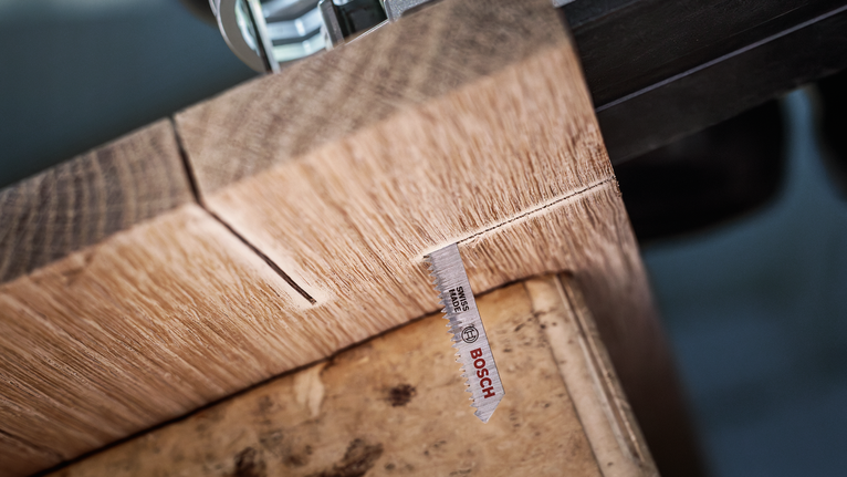 拼图锯刀片在木板上进行精确切割。