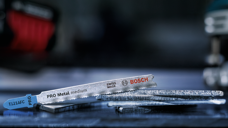 金属拼图锯片放在工作台上。