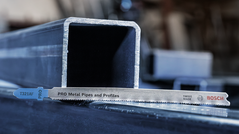 用于切割放置在金属通道旁边的金属管道和型材的锯片。