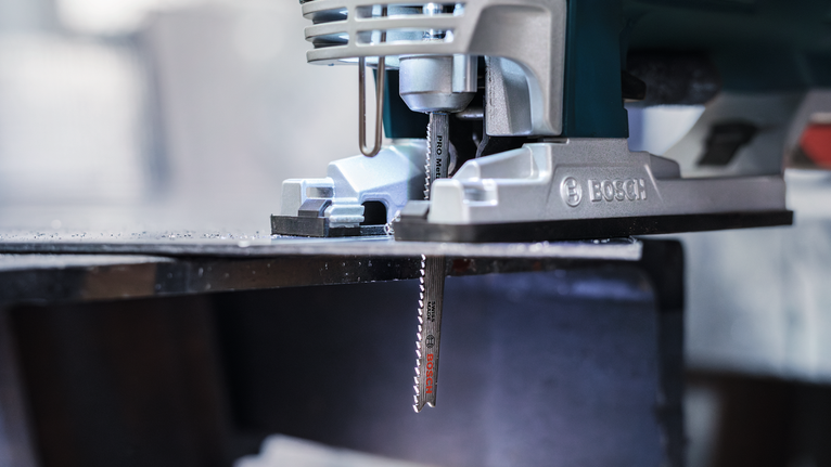 车间里，拼图锯正在切割金属板。