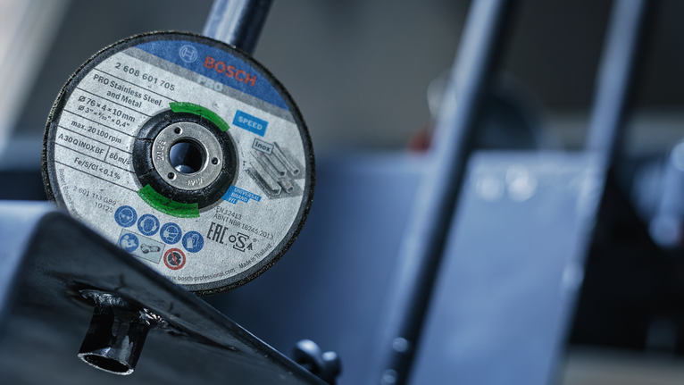 车间内安装在金属工具上的切割盘的特写。