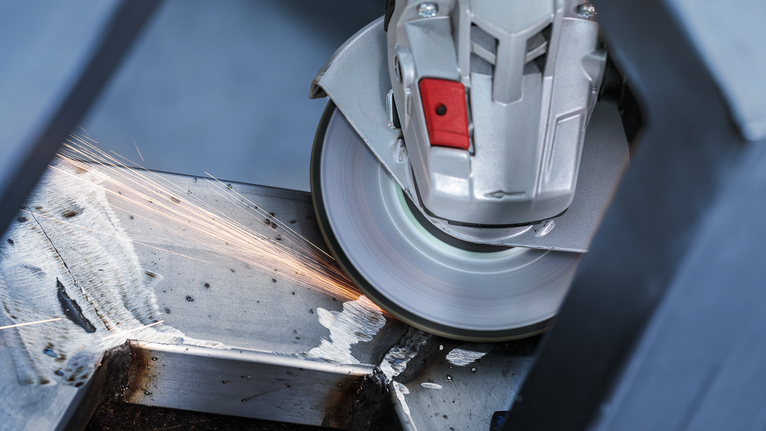 角磨机切割金属梁，产生火花。