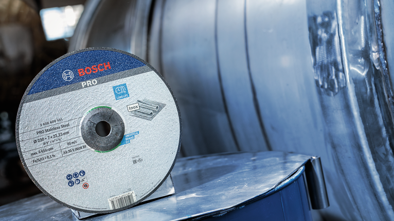 不锈钢切割盘放置在反射金属表面上。