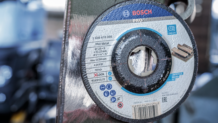 车间内安装在磨床上的金属切割盘。