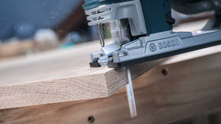 车间里，拼图锯正在切割木板。