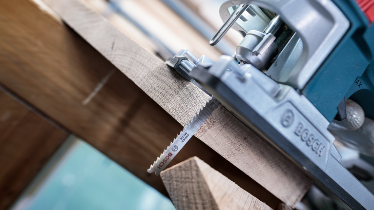 拼图锯以精确的直线切割木板。