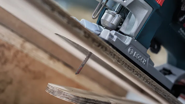 拼图锯切割一块胶合板。