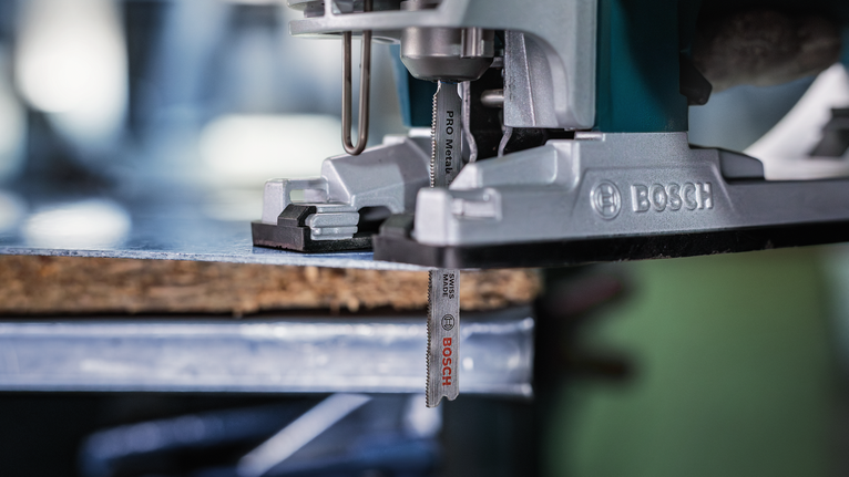 拼图锯在工作台上切割一块木头。