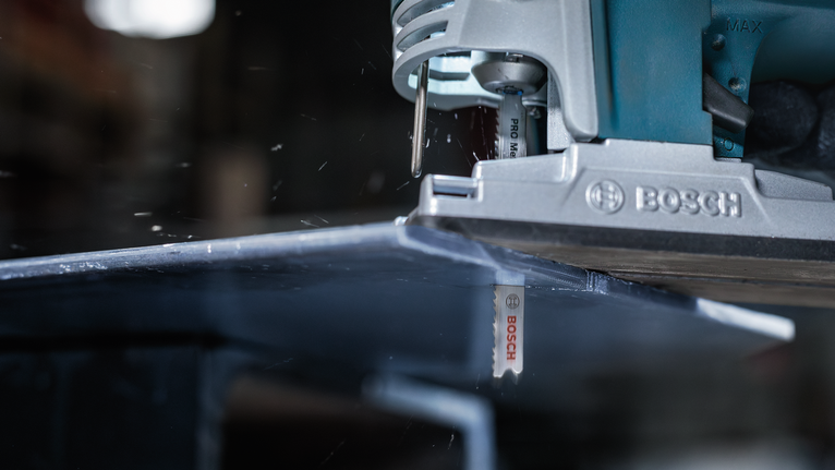 车间里，拼图锯正在切割金属板。