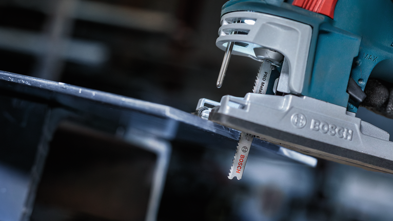 车间里，拼图锯正在切割金属板。