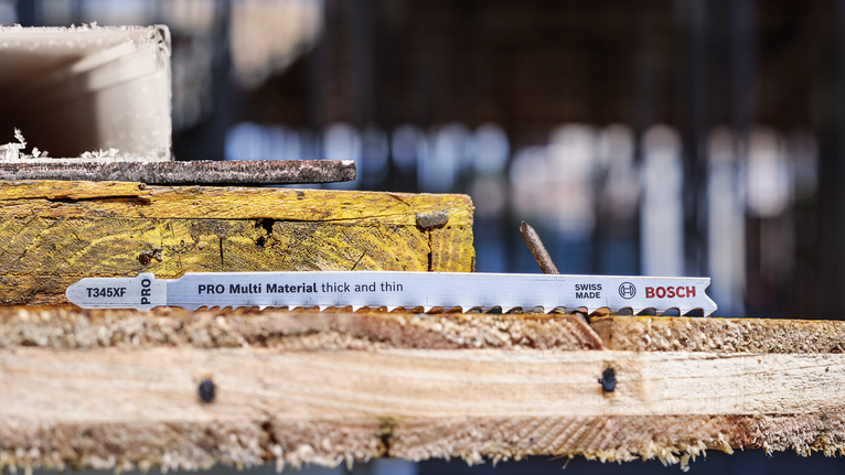 拼图锯刀片放在建筑工地堆放的木板上。