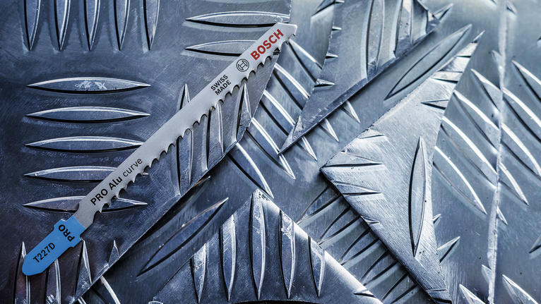 锯片放置在有纹理的金属板上。