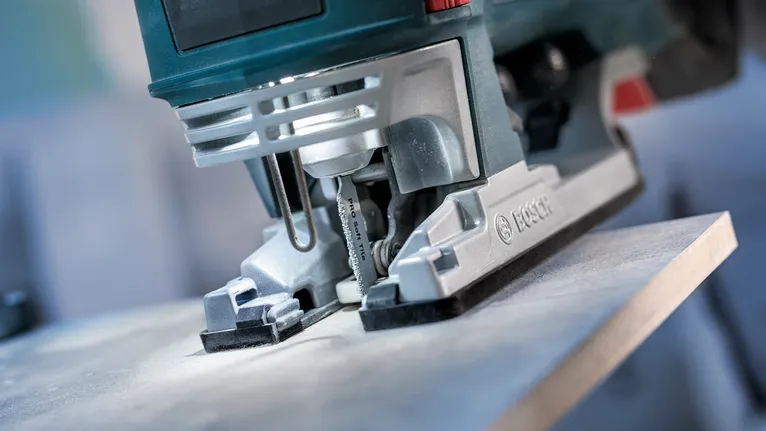 在近距离车间环境中用拼图锯切割木板。