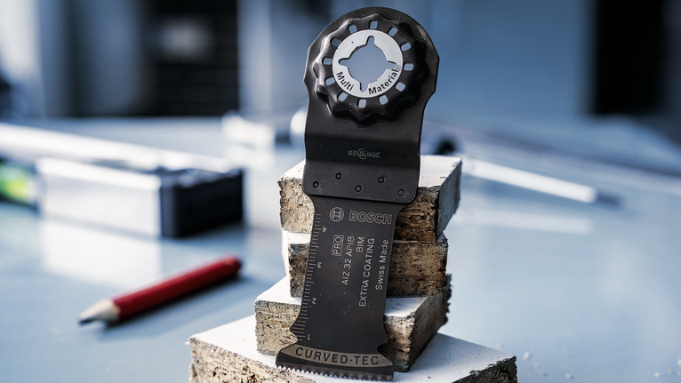 振荡锯片直立在车间堆放的混凝土块上。