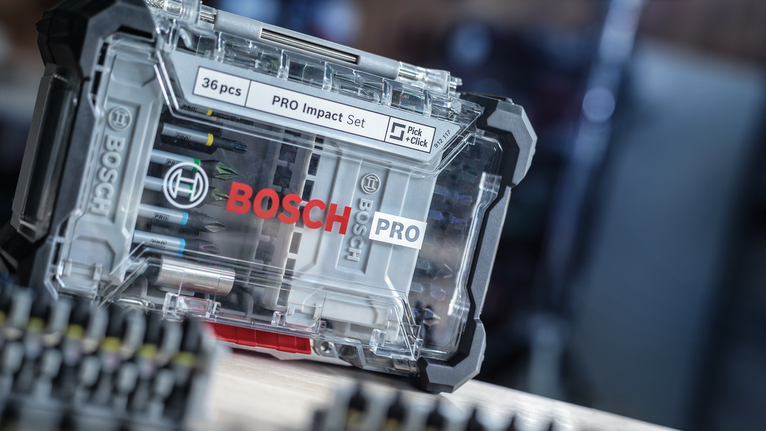 透明塑料盒，木质表面上装有各种螺丝刀头。