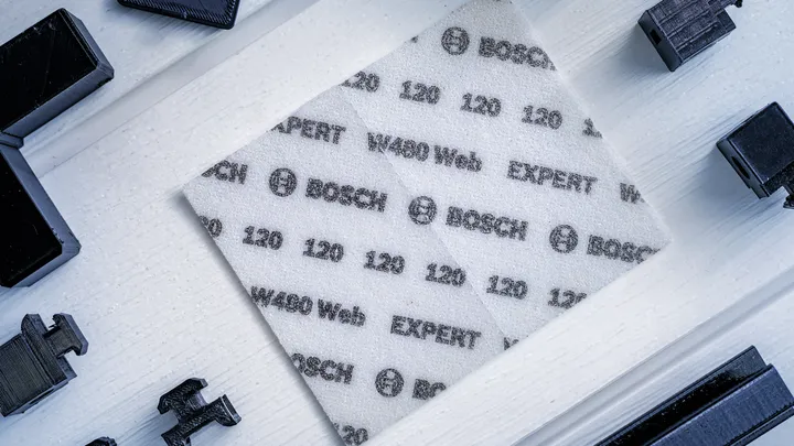 将印有规格的白色磨砂纸放置在浅色木质表面上。