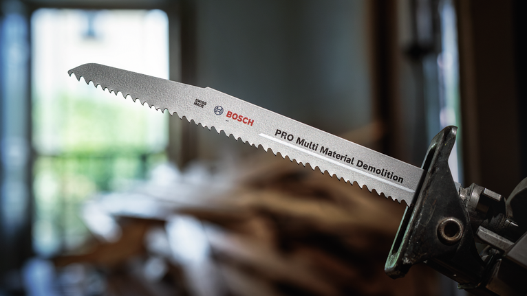 往复锯片安装在车间环境中的电动工具上。