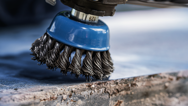 金属丝杯刷可抛光粗糙金属表面的边缘。