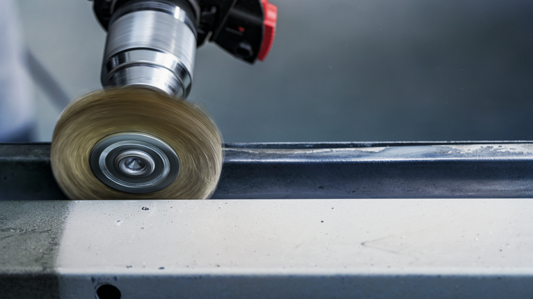 钢丝刷附件可平滑金属梁的边缘。